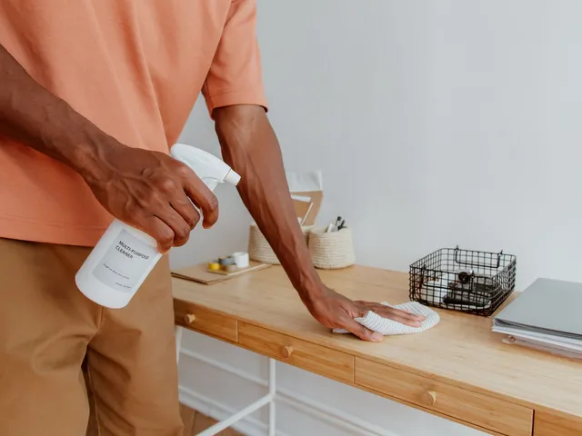 Detail cleaning of a workspace desk